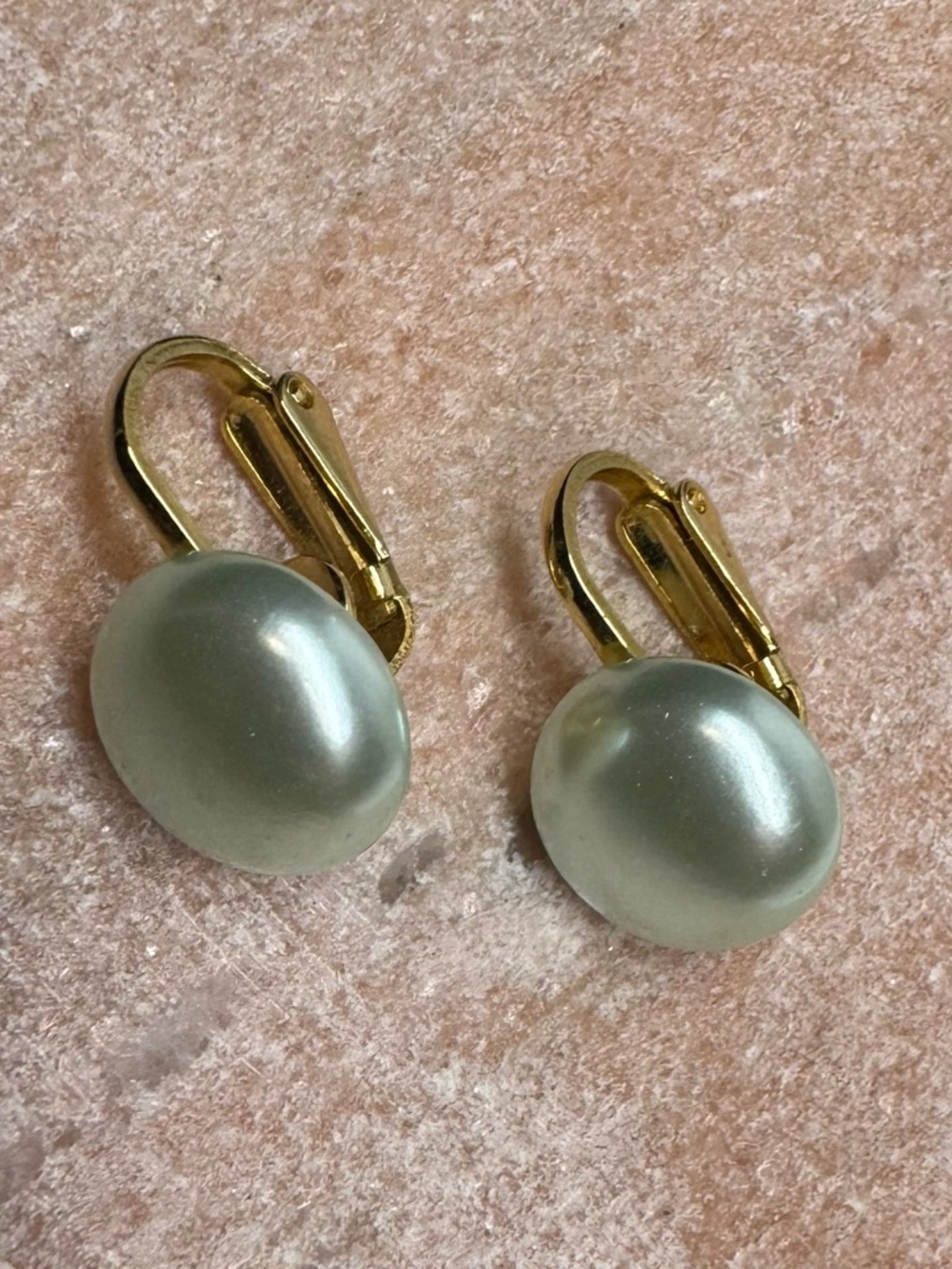 Vintage Silverish/Gray Pearlized Leverback Earrings Gold Tone - Picture 4 of 5